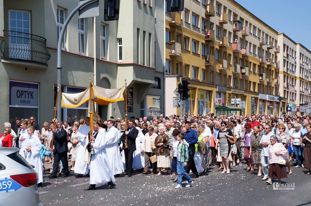 Tłumy ludzi na ulicach Szczecinka