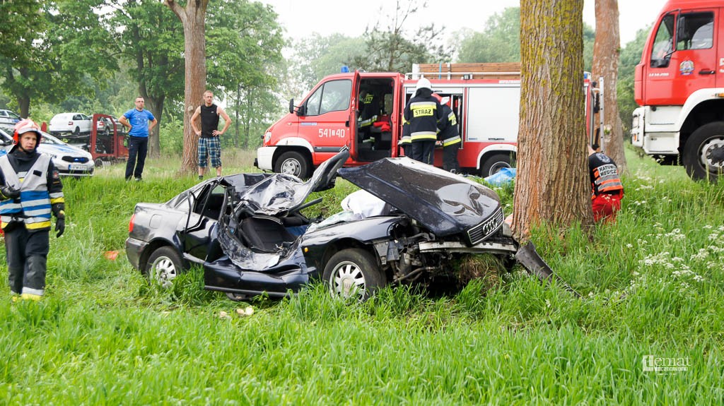 Audi wypadło z drogi. Mężczyzna w ciężkim stanie
