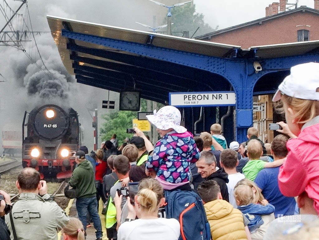 Zabytkowa lokomotywa rozgoniła deszcz