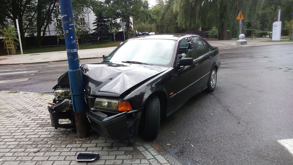 Bmw na słupie