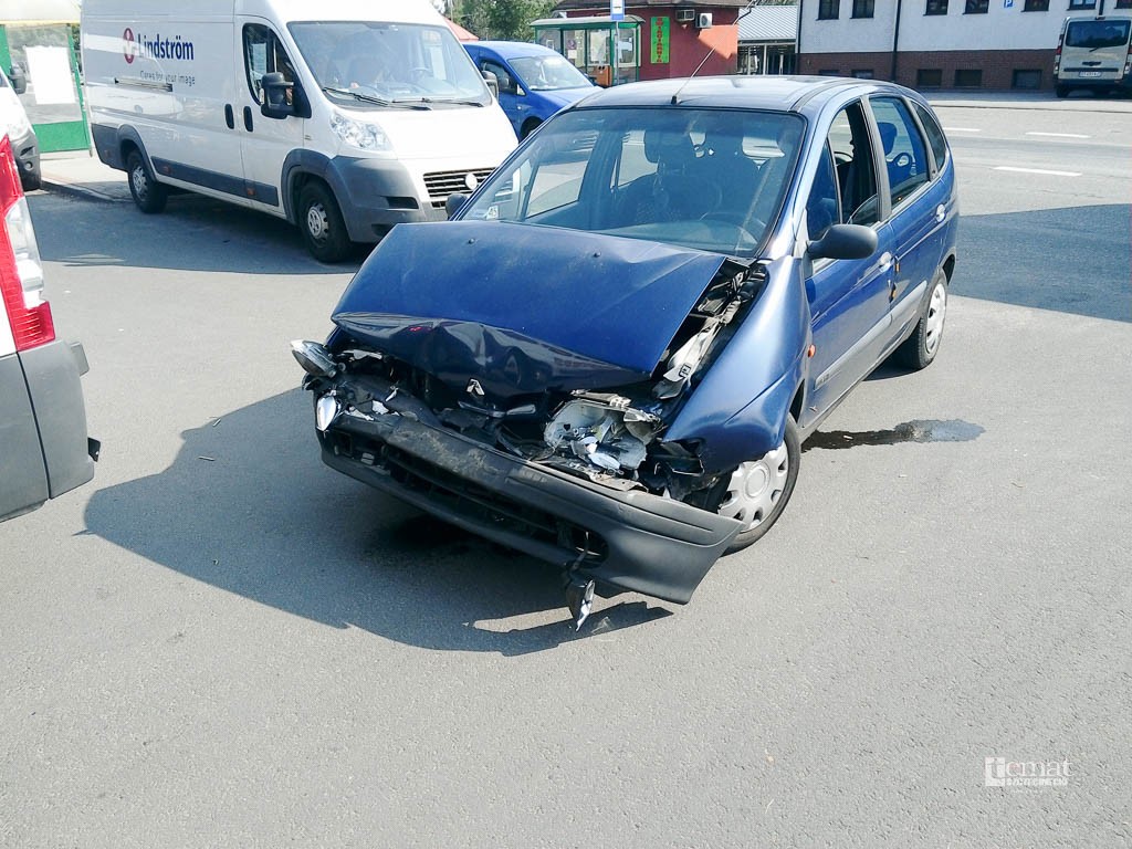 Potrójna kolizja przy rondzie
