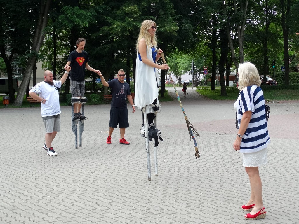 Uczą, jak chodzić na szczudłach. Już dziś!