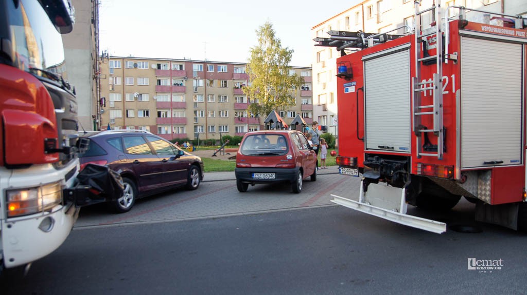 Dziewczynka zaklinowała się na placu zabaw