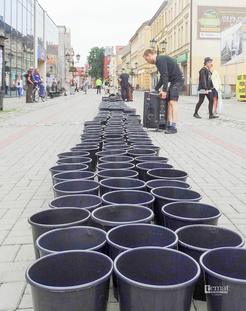 Wiadra na deptaku. A chodzi o mięso
