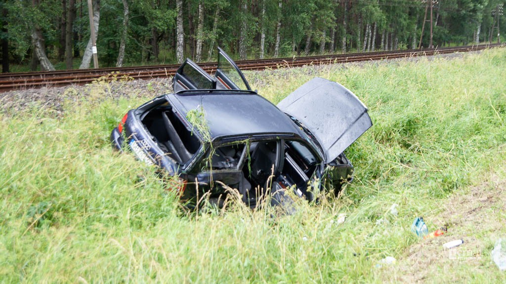Audi wpadło do rowu. 3 osoby, w tym dziecko, w szpitalu