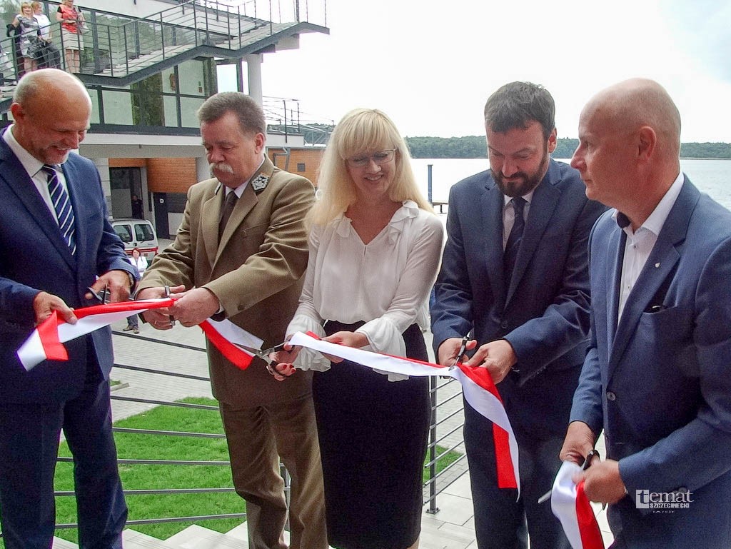 Centrum Edukacji Ekologicznej już otwarte. Sześć par nożyczek przecięło wstęgę