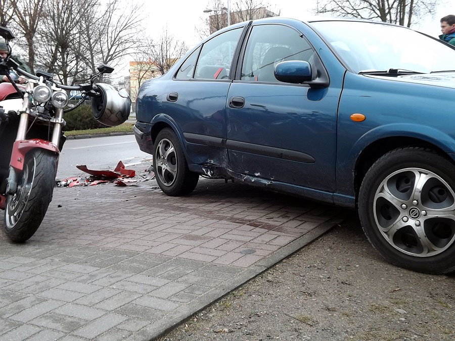 Uderzył w tył jadącego przed nim auta. Z trzema promilami, na motorze z 