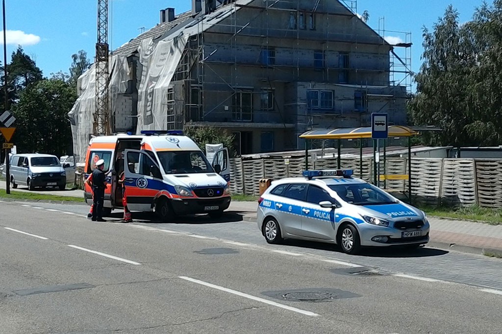 Przytrzaśnięta drzwiami autobusu