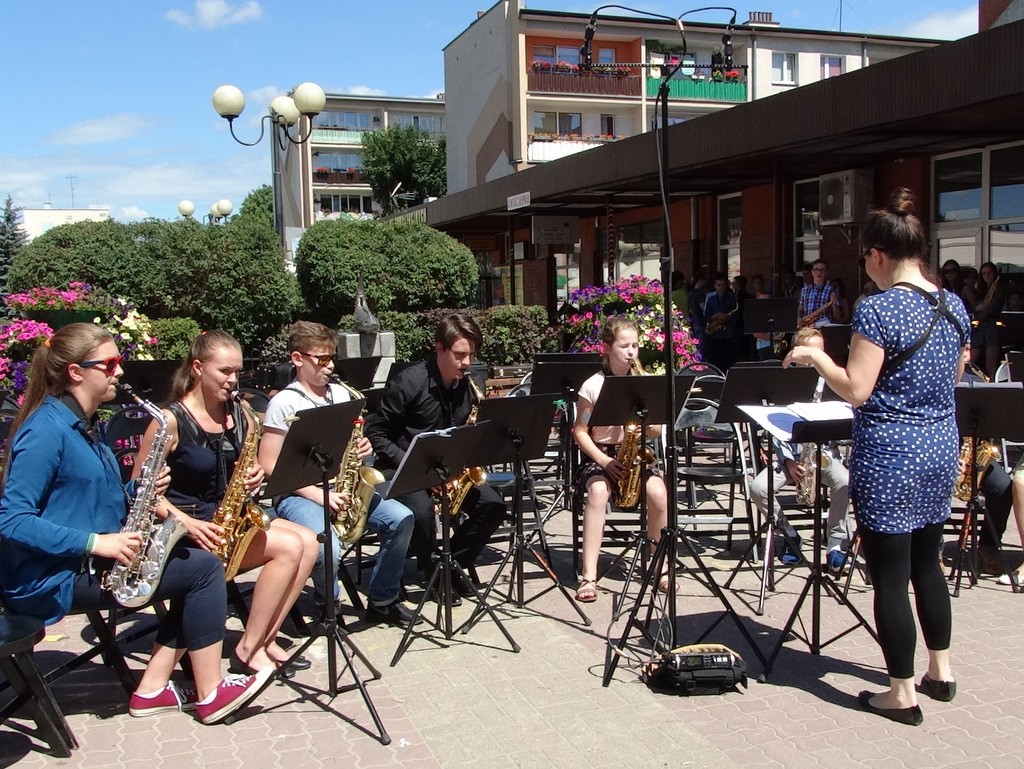 Saksofonowy koncert na środku deptaka