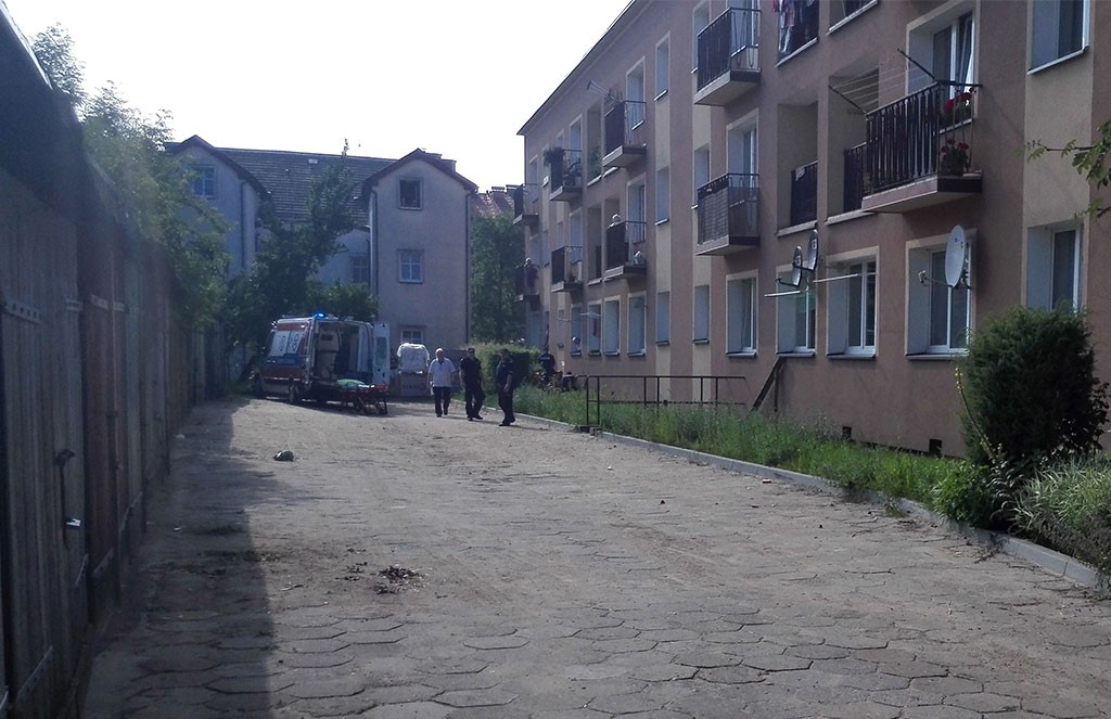 Kobieta wypadła z drugiego piętra