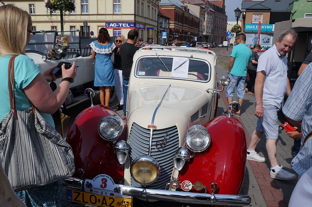 Stare samochody i jazz na żywo