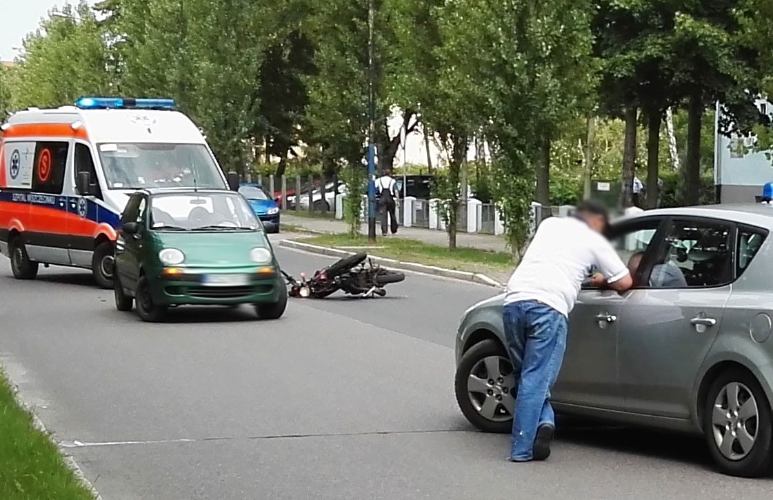 Motorower uderzył w samochód