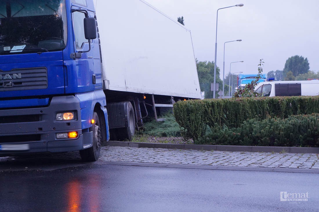 Jadąc tirem nie zauważył ronda