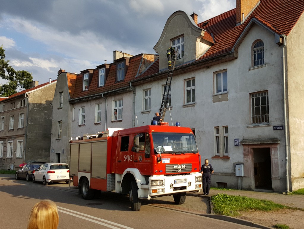 Szukając mieszkańca ul. Szkolnej, weszli do mieszkania przez okno