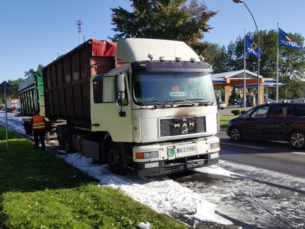 Na ul. Cieślaka zapaliła się ciężarówka