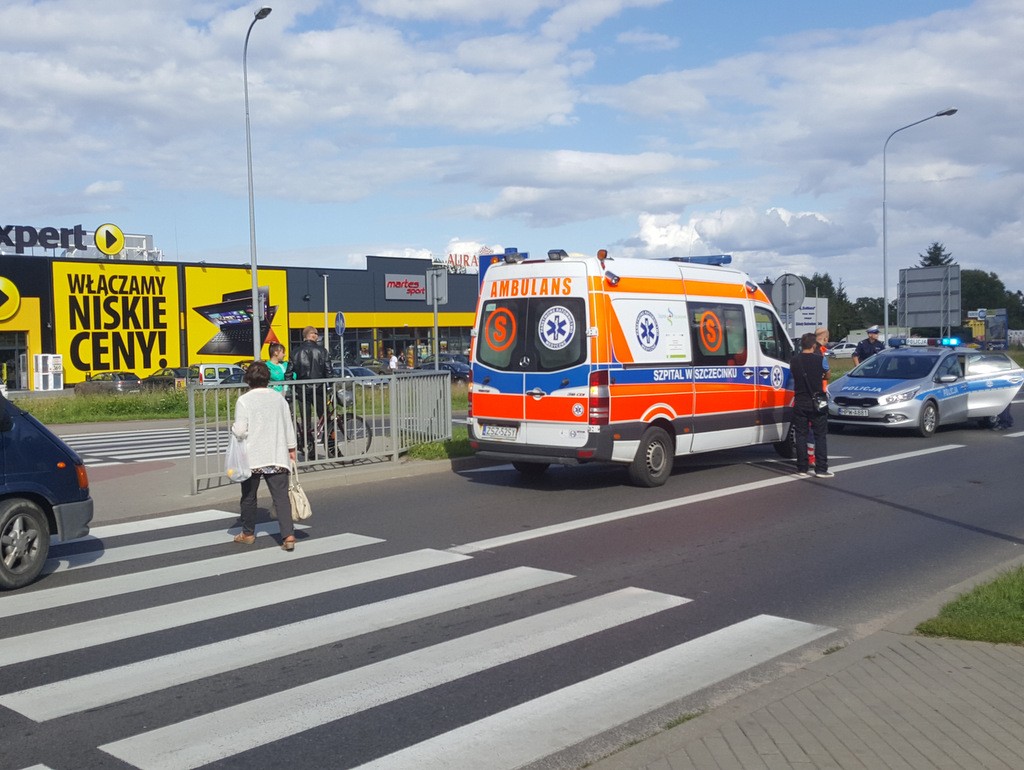 Przy rondzie potrącono rowerzystkę