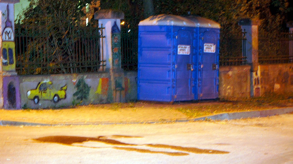 Zatrzasnęli go w toi-toi i wywrócili