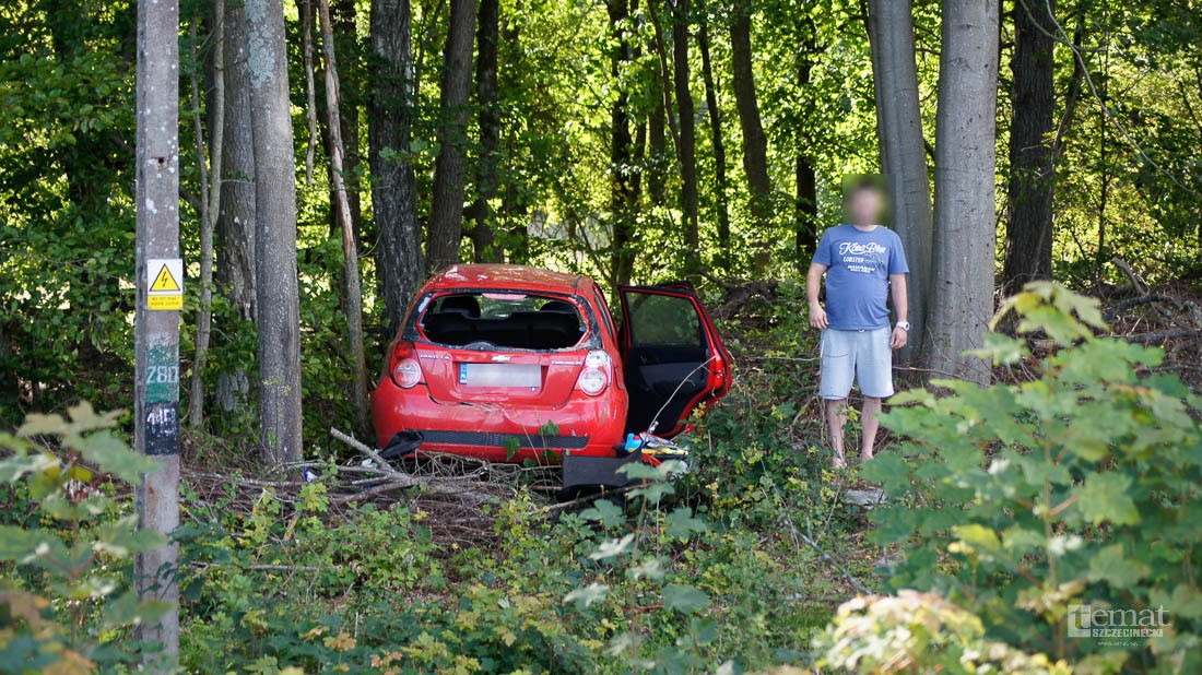 Chevrolet dachował między drzewami