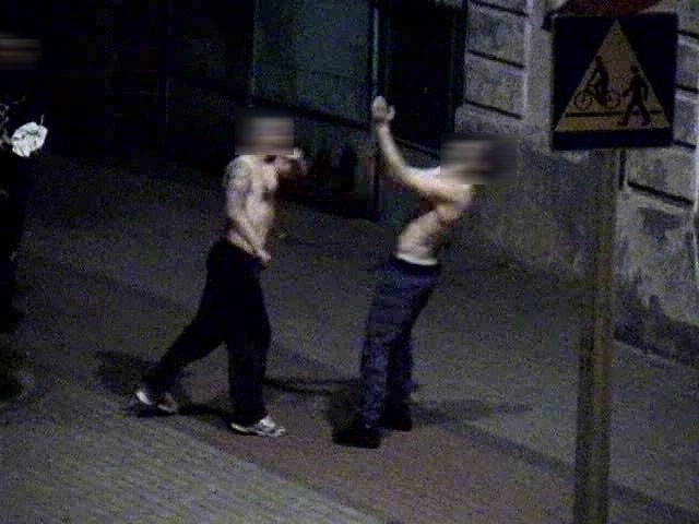 Pobity bezdomny odmówił wszelkiej pomocy. Nic się nie stało (wideo)