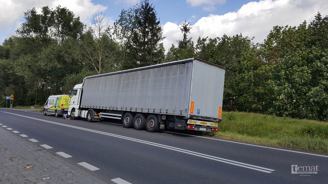 Ciężarówka blokuje dk11