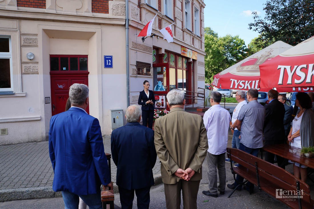 W rocznicę sierpniowych porozumień - kwiaty pod tablicą 