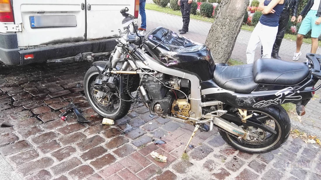 Motocyklista wyrżnął w półciężarówkę. Przestawił jej tylną oś