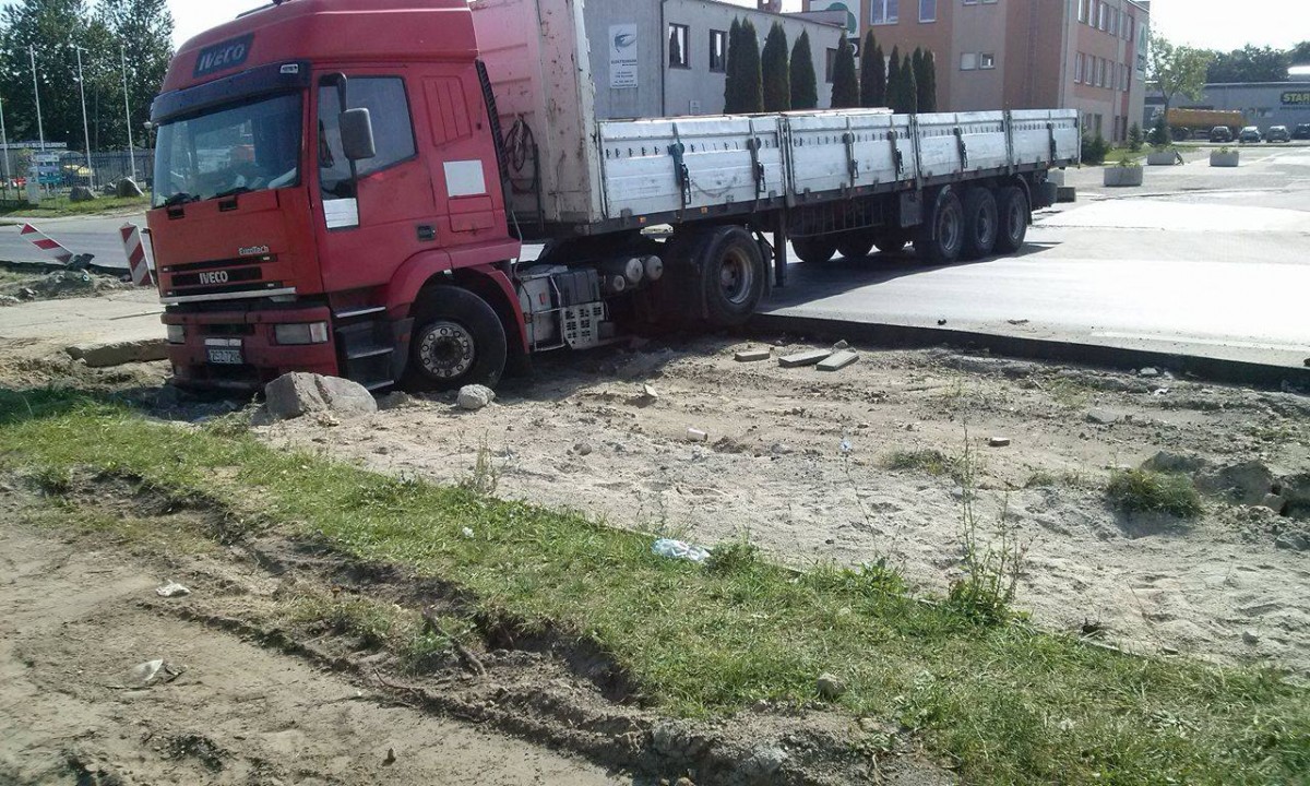 Wielka ciężarówka pojechała sama