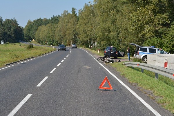 Pijak na motorze wjechał w tył forda