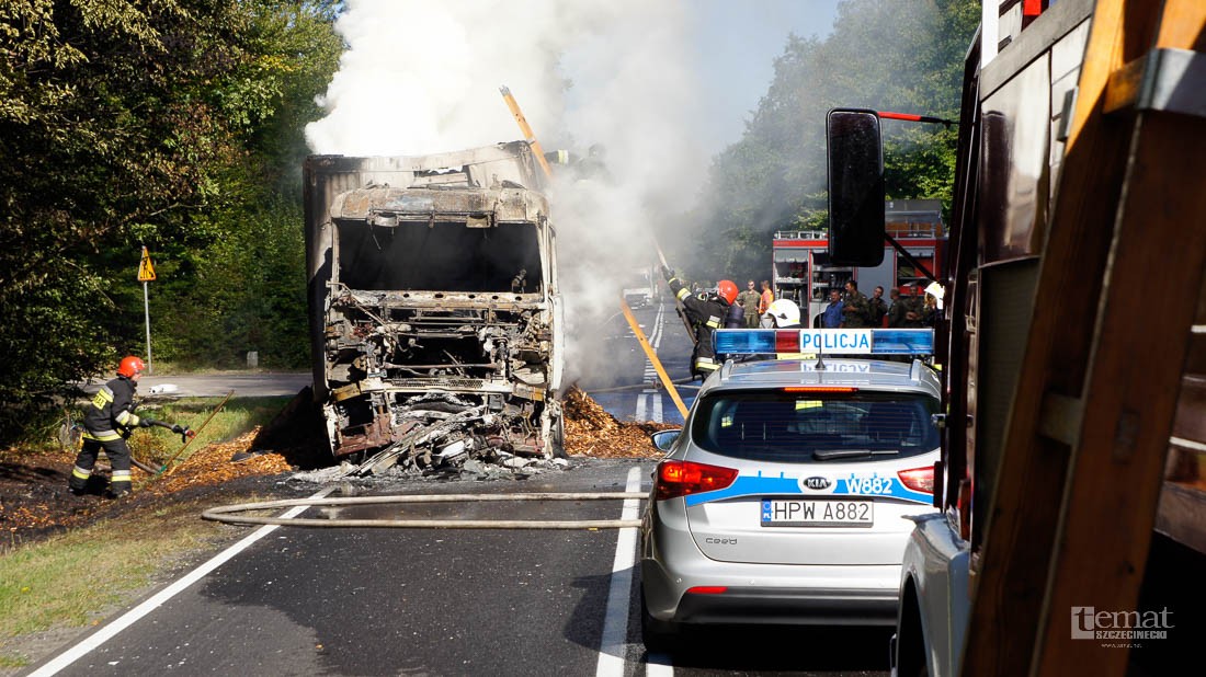 Zderzenie motoru z ciężarówką. Pożar na drodze