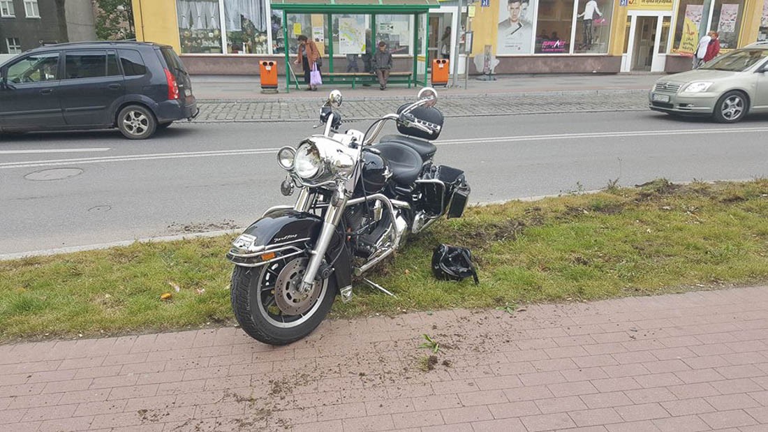 Wywrotka motoru i szarpanina na chodniku
