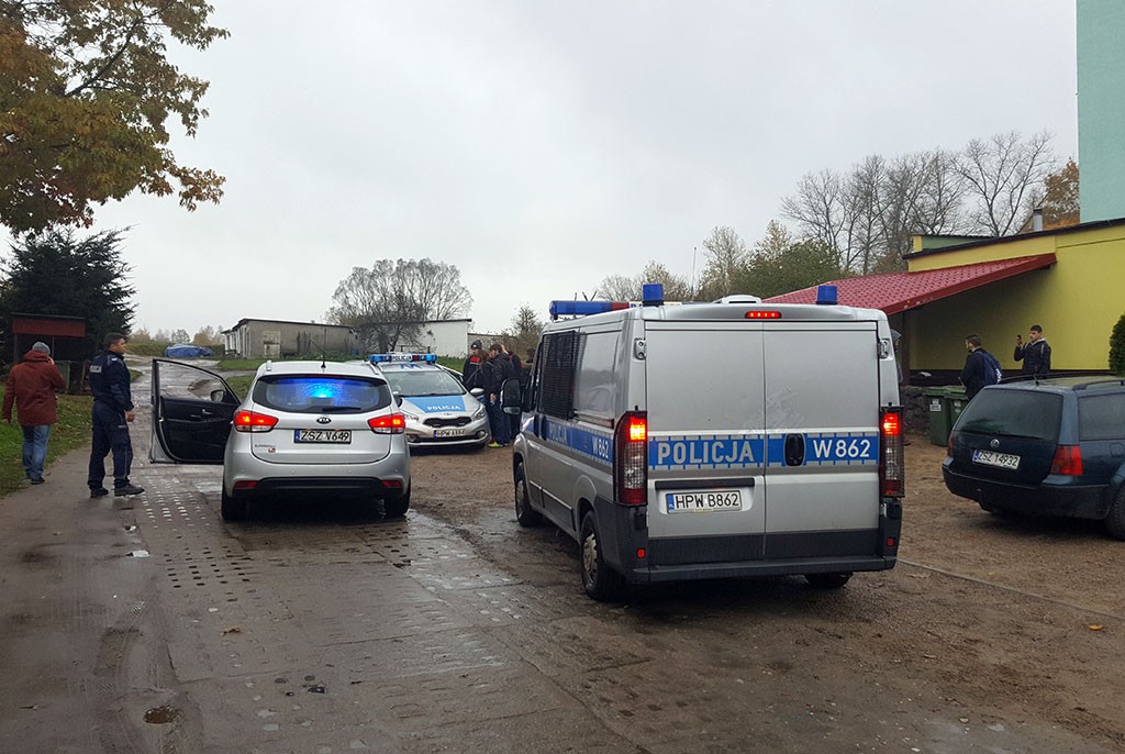 Bitwa (słowna) młodzieży z policją pod sklepem na Świątkach [aktualizacja, video]