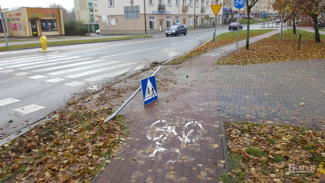 Skosił znak drogowy i zatrzymał się na chodniku