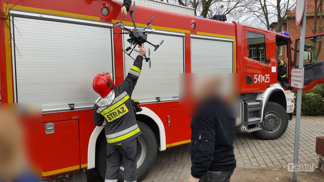 Dron na drzewie? Pomogą strażacy