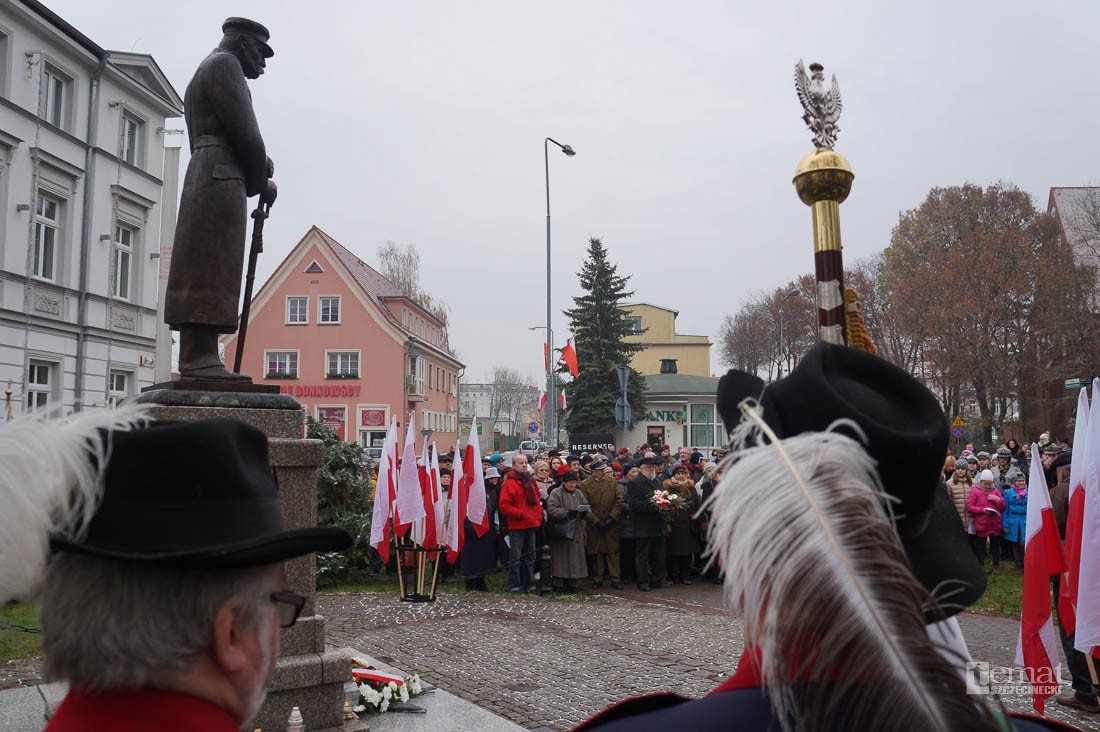 Świętowanie pod pomnikiem Marszałka