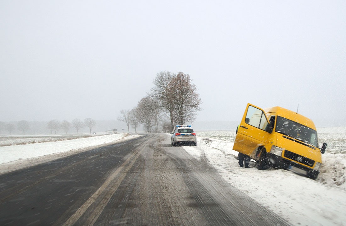 Zaczął sypać śnieg, zaczęły się kłopoty na drogach
