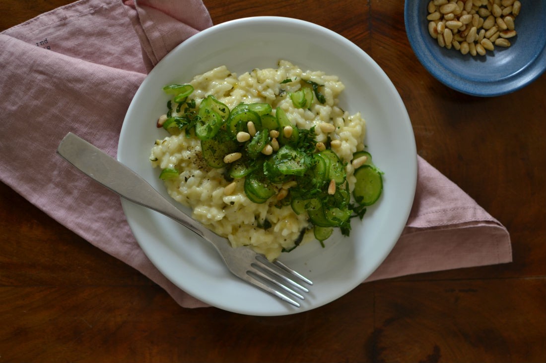 Marta robi risotto z cukinią i ogórkami