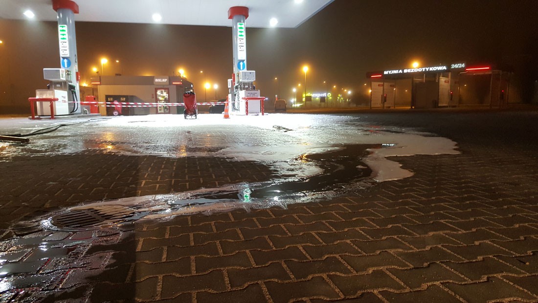 Z dystrybutora wyciekło dużo paliwa
