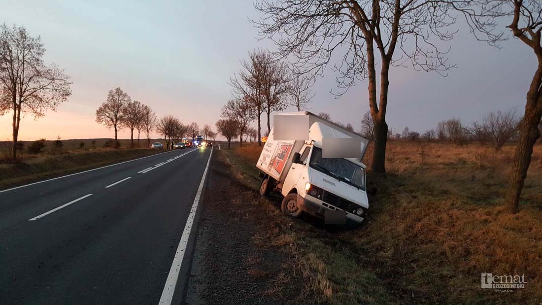 Dostawczak zjechał na przeciwległy pas i uderzył skodę. Kierowca zasnął za kółkiem?