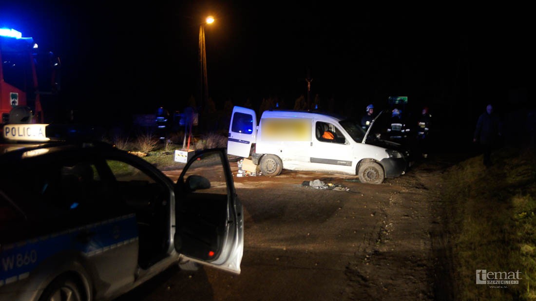 Citroen koziołkował na skrzyżowaniu
