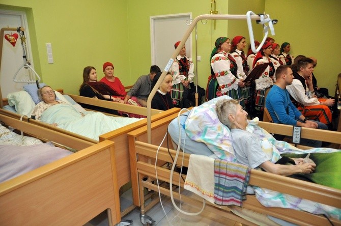 Policjanci zawieźli książki do hospicjum