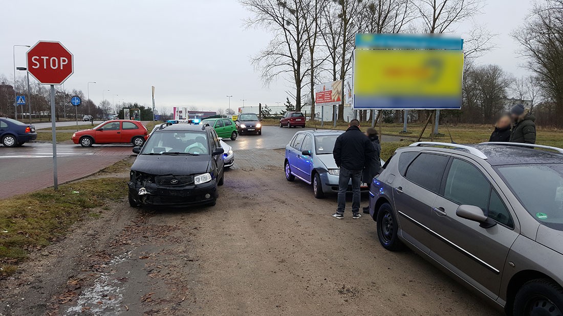 Zderzenie trzech aut na Kołobrzeskiej