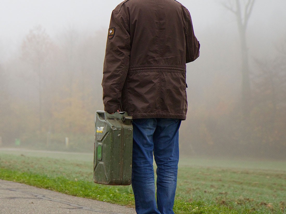 Oblewał rzeczy benzyną i groził, że wszystko podpali