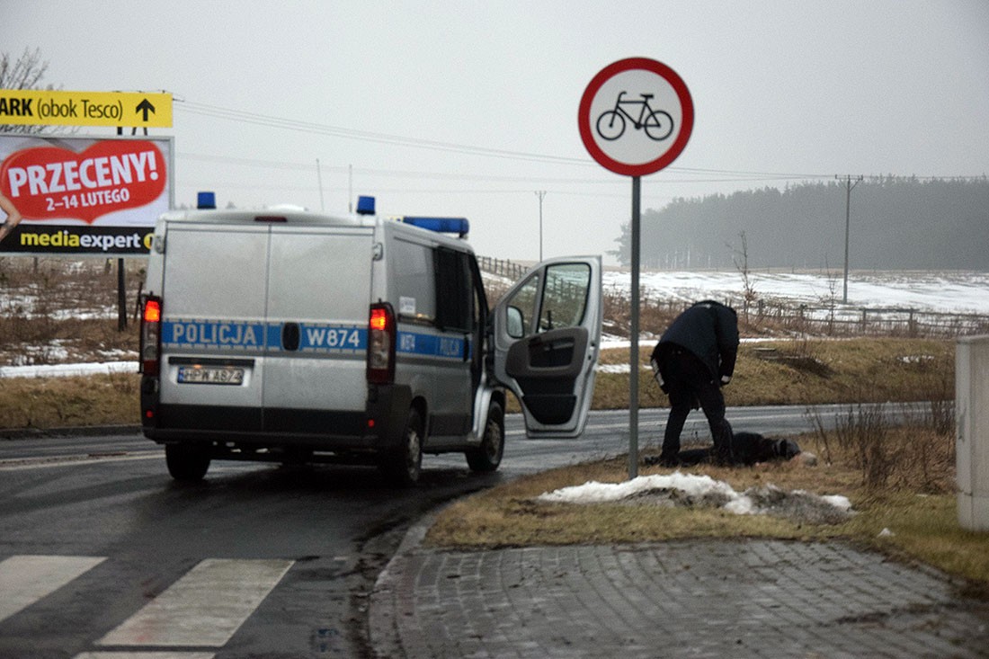 Zwłoki mężczyzny leżały na poboczu (aktualizacja)