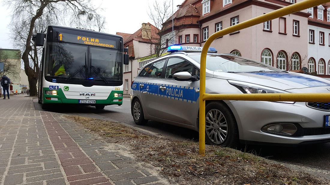 Pasażerowie zderzyli się z szybą. Wszystko przez gwałtowne hamowanie