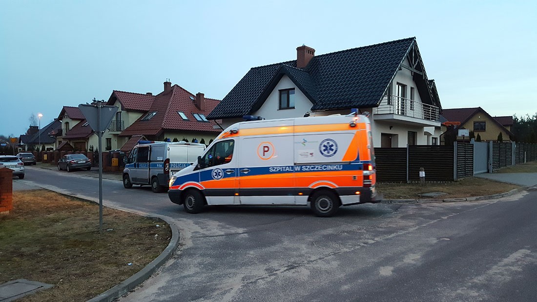 Półnaga kobieta ujęta na osiedlu 
