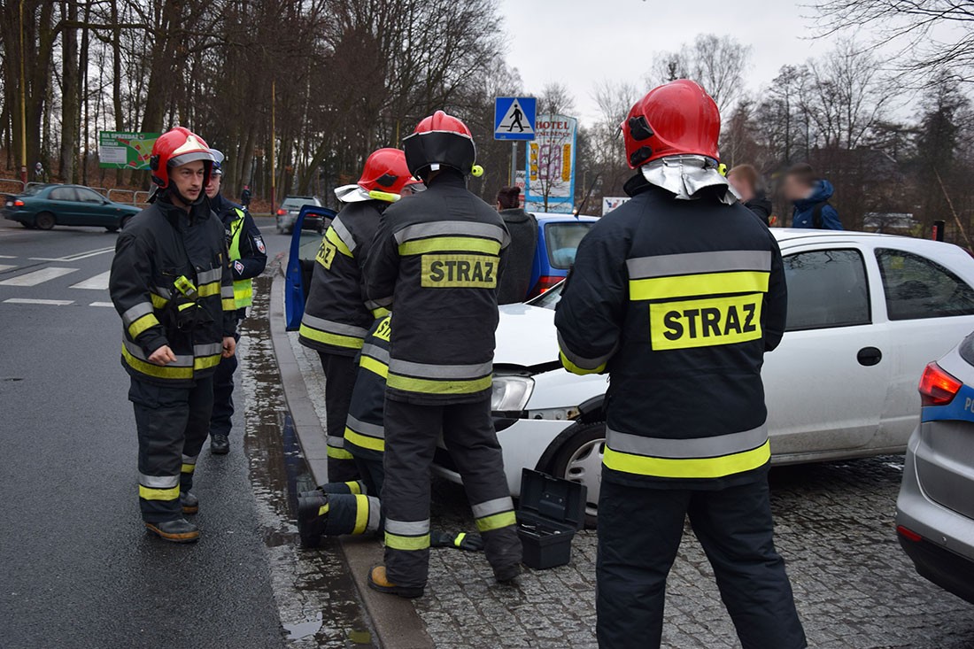 Jeden wypadek, czterech pijanych kierujących, chłopaki z marihuaną
