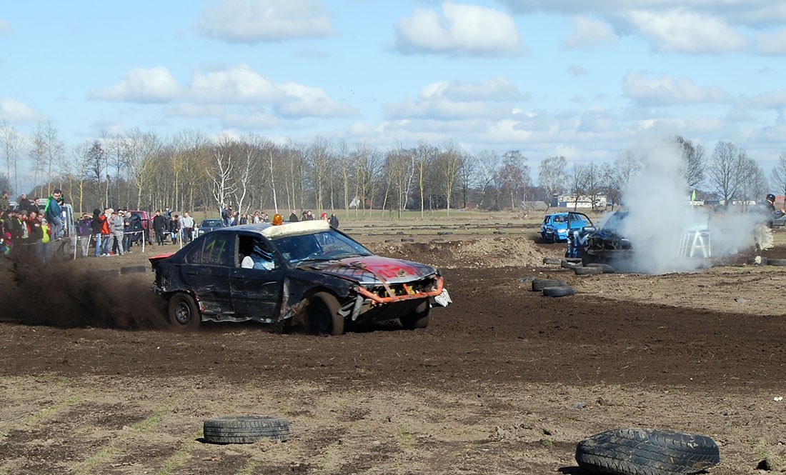 Samochodowe starocie też się do czegoś nadają. Kolejne szczecineckie destruction derby