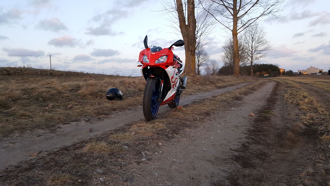 Koziołkował na motorze