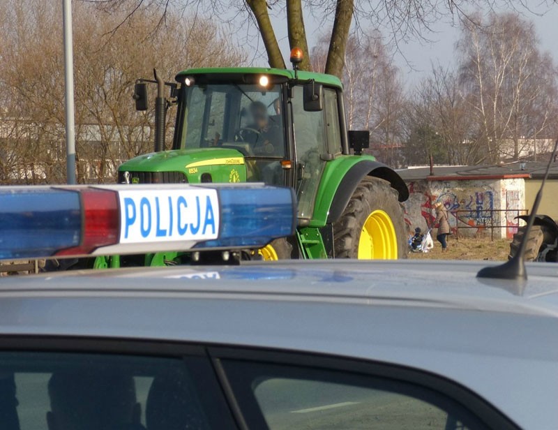 39-latek prowadził traktor, mając dożywotni zakaz