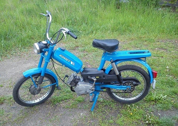Motorowerem przez miasto. Dynamicznie, chociaż bardzo chwiejnie